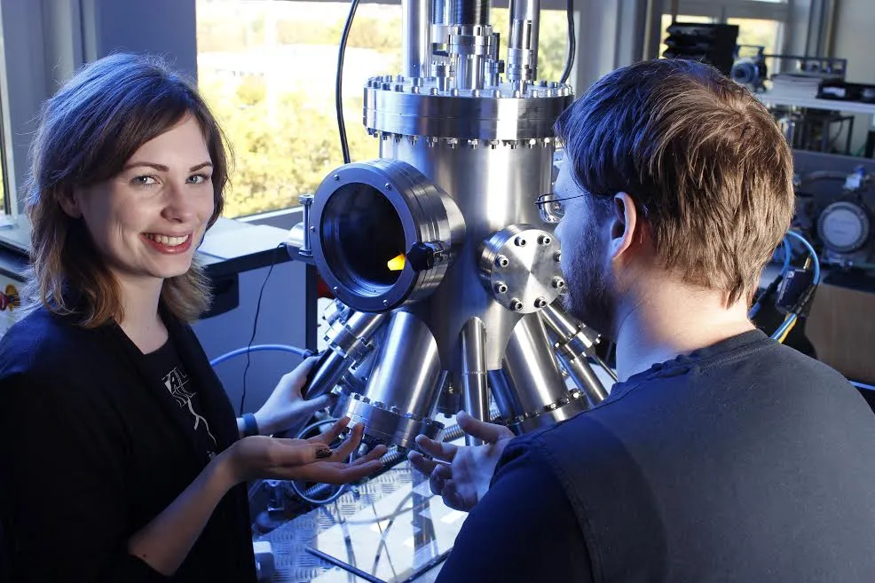 Zur Laborausstattung des neuen Studiengangs gehört auch eine Hochvakuumanlage, an der Studierende die Herstellung dünner Schichten mit verschiedenen Techniken erproben können. Foto: THM